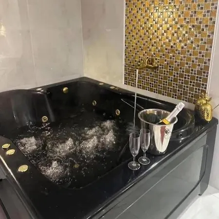 Jacuzzi 777 Apartment
