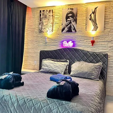 Appartement Jacuzzi 777 *