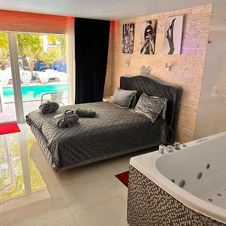 Appartement Jacuzzi 777 *